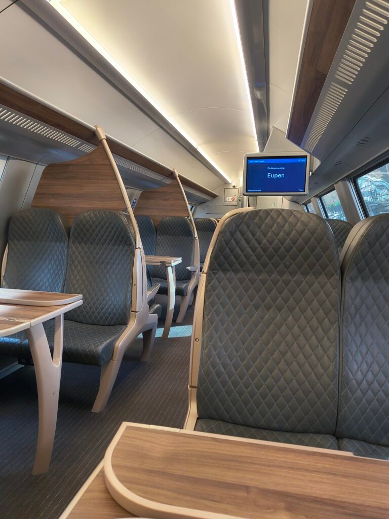 interior de um trem belga na primera classe